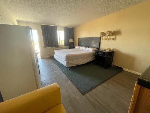 埃尔森特罗Travelodge by Wyndham Imperial - El Centro的酒店客房,配有床和沙发