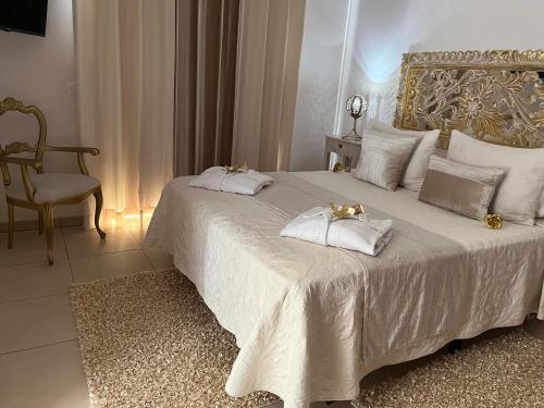大塔拉哈尔Casa Mararía的卧室配有白色床和2个白色枕头