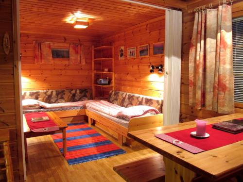 埃农泰基厄欧纳斯洛玛奢华小屋的小木屋设有书桌、桌子和客房。