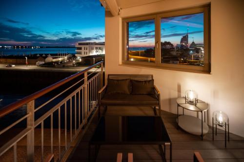 不来梅港Bheaven I Sea Pilot Premium Apartment的阳台配有沙发和窗户。