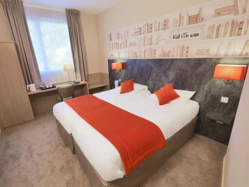 博库泽布库茨昂热西部基里亚德酒店的配有一张床和一张书桌的酒店客房