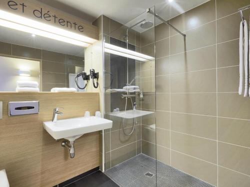 博库泽布库茨昂热西部基里亚德酒店的一间带水槽和淋浴的浴室