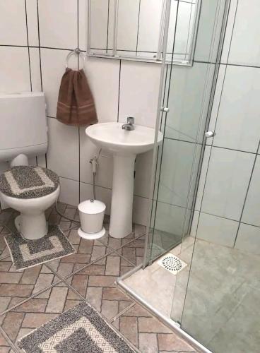 库里提巴Suite/loft Jardim Botanico的浴室配有卫生间、盥洗盆和淋浴。