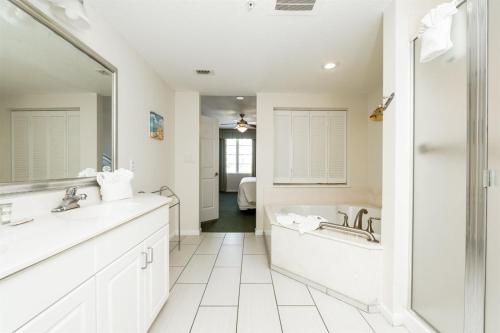 代托纳海滩Unit 2430 Ocean Walk - 2 Bedroom Ocean View的白色的浴室设有浴缸和水槽。