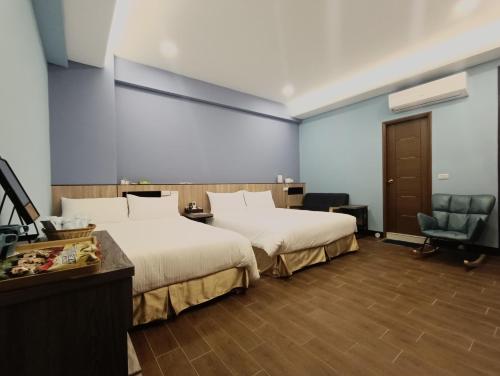 竹山怡然自得-智能主題民宿的酒店客房,配有两张床和椅子