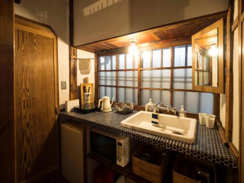 东京TOKYO LITTLE HOUSE的一间带水槽和镜子的浴室
