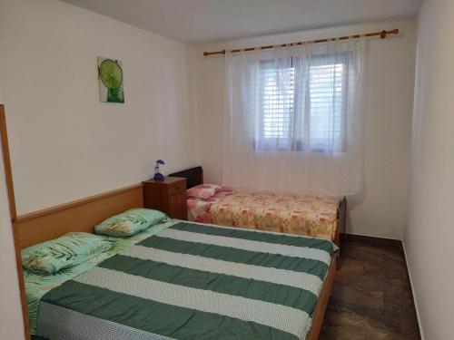 乌马格Apartments by the sea Sveti Ivan, Umag - 7002的一间卧室设有两张床和窗户。