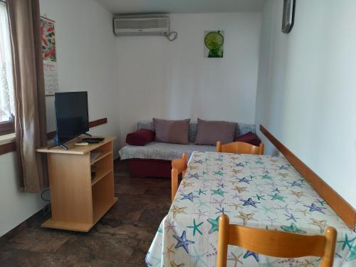 乌马格Apartments by the sea Sveti Ivan, Umag - 7002的小房间设有床和沙发