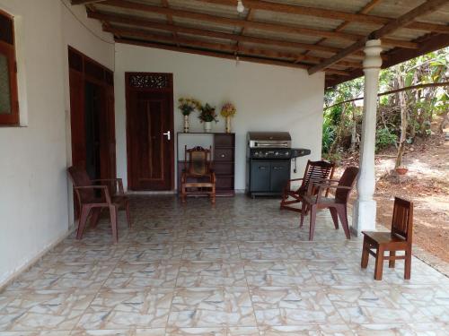 卡卢特勒Muthu Villa的房屋内带椅子和炉灶的庭院
