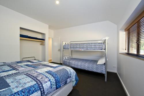 玛格丽特河Margaret River Bungalow-1-street - stylish stay的一间卧室设有两张床和窗户。