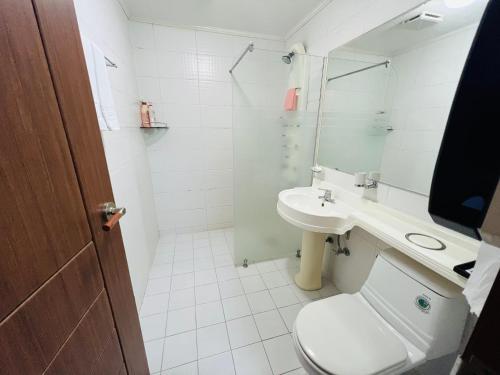 济州市Sweet Hotel的浴室配有卫生间、盥洗盆和淋浴。