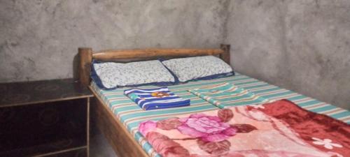 KapchorwaSunrise homestay Sipi的一张床上有两个枕头的房间