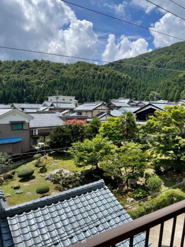 Minamiechizen川端屋　kawabataya的享有带房屋的小镇阳台的景致。