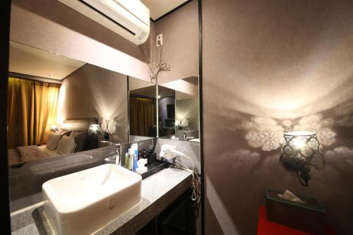 釜山Hotel Frenchcode的一间带水槽和镜子的浴室