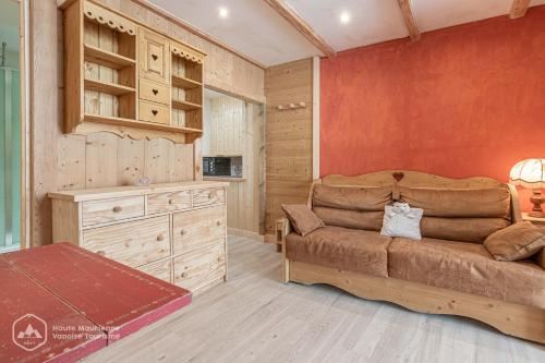 阿尔克河畔博讷瓦勒LA CAZETTA的带沙发和红色墙壁的客厅