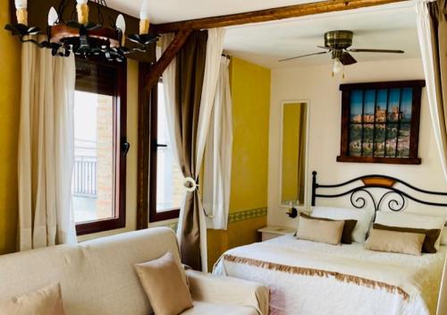 阿尔卡拉拉雷亚尔霍斯佩德扎卡汀酒店的一间卧室设有两张床、一张沙发和一个窗口