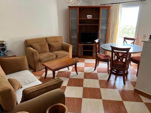 沙姆沙伊赫Morning Star Guesthouse的客厅配有沙发和桌子