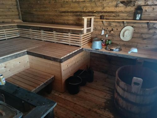 GottbyGranlunda Gårdshotell的小木屋内桑拿浴室的内部景致