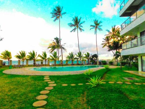 蒙巴萨SWEET BREEZE HOMES的一个带游泳池和棕榈树的度假庭院