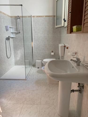 莱乌卡Casa Anter Santa Maria di Leuca的带淋浴、盥洗盆和卫生间的浴室