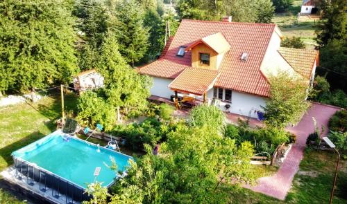 NarolAgroturystyka Stara Huta的享有带游泳池的房屋的空中景致