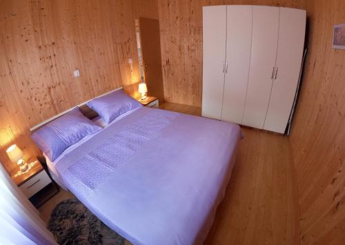 坎法奈尔Spignoviza的一间小卧室,配有一张大床和一个橱柜