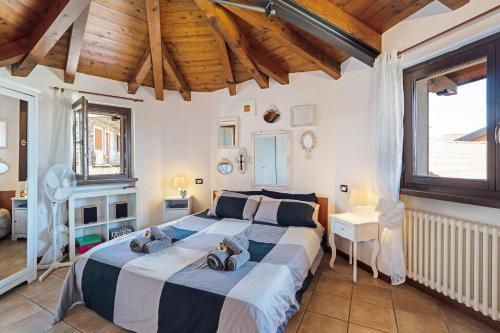 马斯诺维斯康蒂La Casa di Annibale的一间卧室设有一张大床,上面有两只填充动物