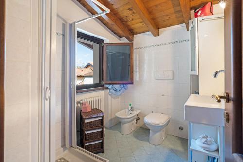 马斯诺维斯康蒂La Casa di Annibale的一间带卫生间、水槽和窗户的浴室