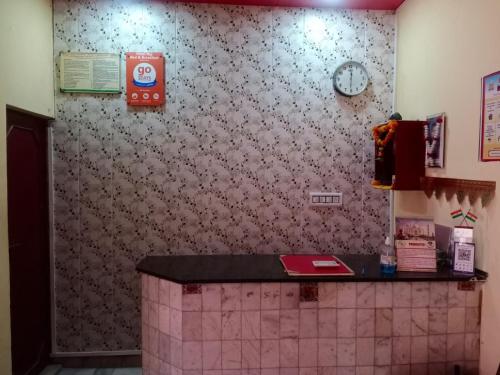 阿格拉Hotel Raj的厨房配有柜台,墙上有时钟