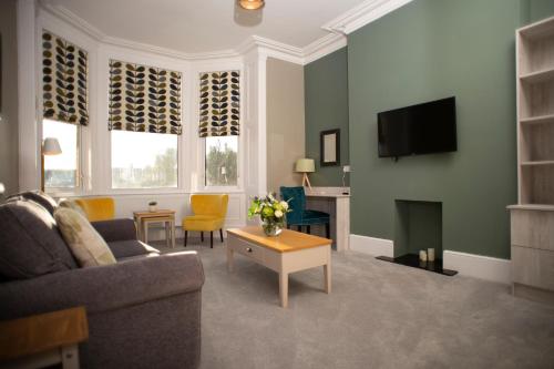 道格拉斯Amadeus Apartments的带沙发和电视的客厅