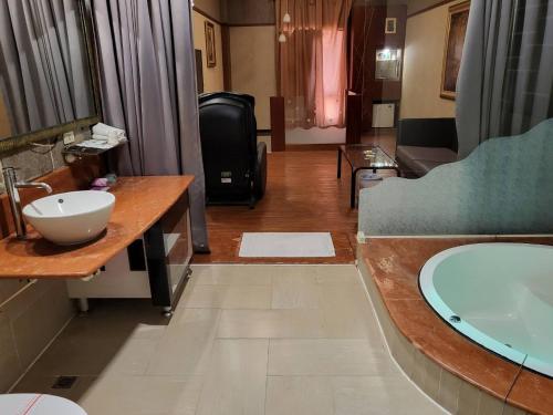 六龟Chateau Motel & Spa - Nanzi的浴室配有盥洗盆和浴缸。
