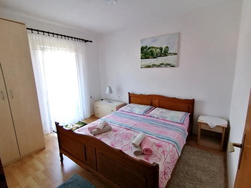 斯普利特卡Apartman Čanaki Splitska的一间卧室配有一张床,上面有两条毛巾