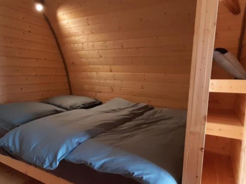 弗瑞兰Logement insolite Pod Lo Tchan的配有两张双层床的木制客房中的一张床位