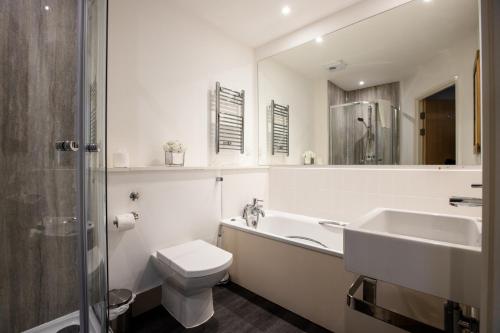 牛津Urban Living's - The Wren Beautiful City Centre Apartment with Parking的浴室配有盥洗盆、卫生间和浴缸。