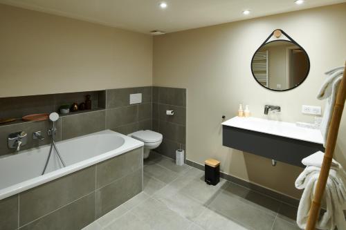 RodernPêche de Vigne & Spa的带浴缸、卫生间和盥洗盆的浴室
