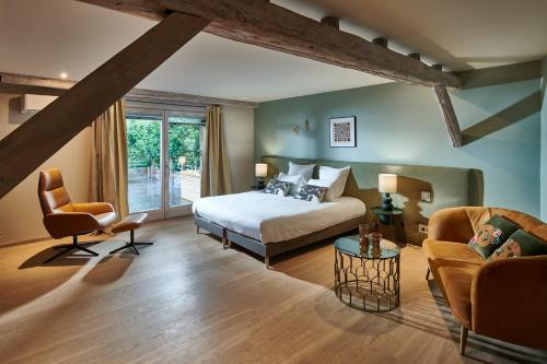 RodernPêche de Vigne & Spa的一间卧室设有一张床和一间客厅。