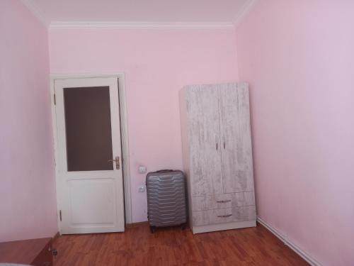 埃里温Malacia apartments的一个空房间,有门和行李箱