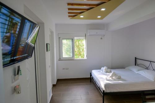 博尔什Villa Ani的一间卧室配有一张床和一台平面电视