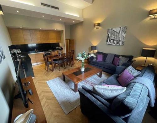 利兹魁北克豪华公寓的客厅配有沙发和桌子