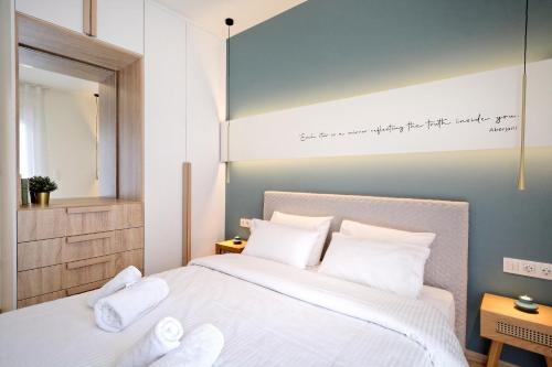 雅典Eos Residence的一间卧室配有带白色床单和枕头的床。