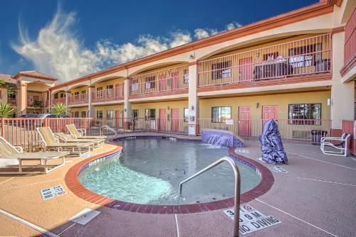 伊莎贝尔港Casa Rosa Inn的庭院中设有游泳池的酒店