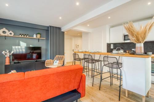 昂蒂布Superb air conditioned apartment with balcony - Antibes - Welkeys的一间带橙色沙发的客厅和一间厨房