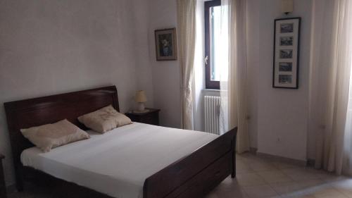 龙奇廖内Agriturismo Lo Scoiattolo的卧室配有一张大白色床和窗户