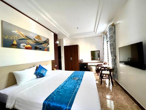 老街市Khách sạn Ngọc Hà的酒店客房设有一张大床和一台电视。