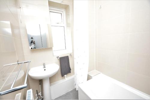伦敦Beautiful London 2 Bedroom Flat near Finsbury Park的白色的浴室设有水槽和镜子