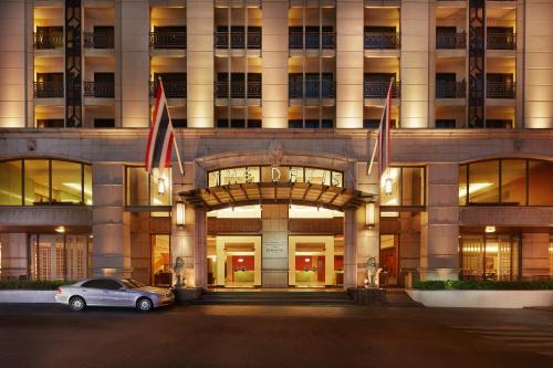 曼谷曼谷戴维斯酒店的停在大楼前的汽车
