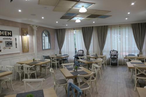 多瑙河畔伊布斯Hotel MEDITERRANEO的一间在房间内配有桌椅的餐厅