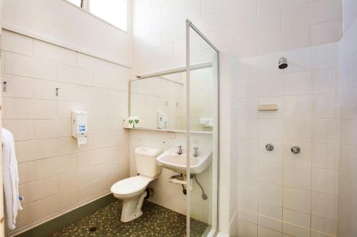 布里斯班布里斯班阳光海岸酒店的浴室配有卫生间、盥洗盆和淋浴。