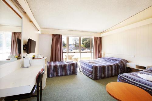 布里斯班布里斯班阳光海岸酒店的酒店客房配有两张床和一张书桌