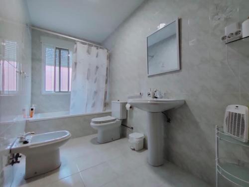 PolánCasa Rosales Toledo a 10 minutos de Puy du Fou的白色的浴室设有水槽和卫生间。